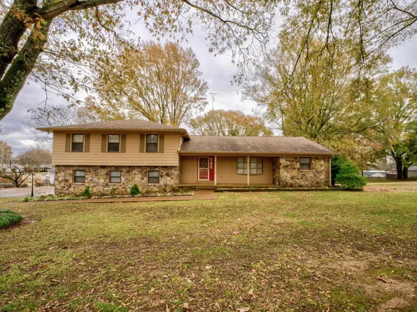 220 Barrett St, Bolivar, TN 38008