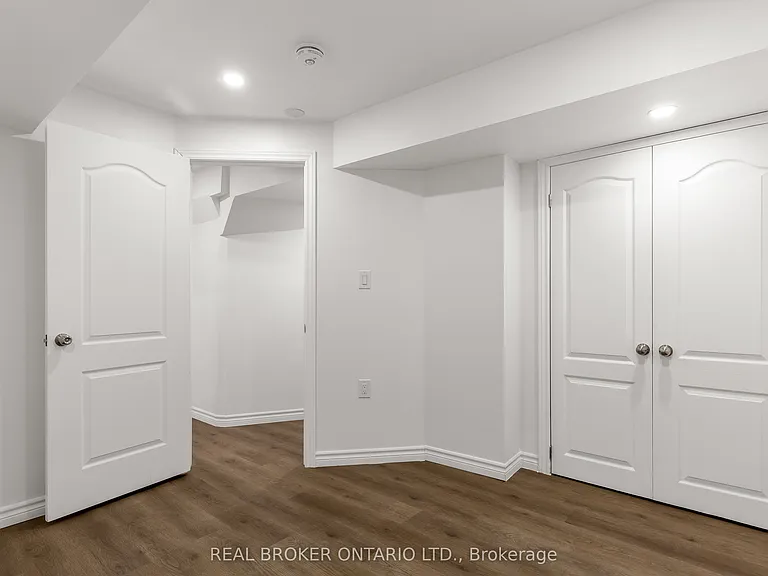 392 Clarkson Gate #BASEMENT — Photo 12