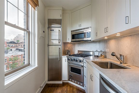 4th image of 302 W 12th St APT 5C