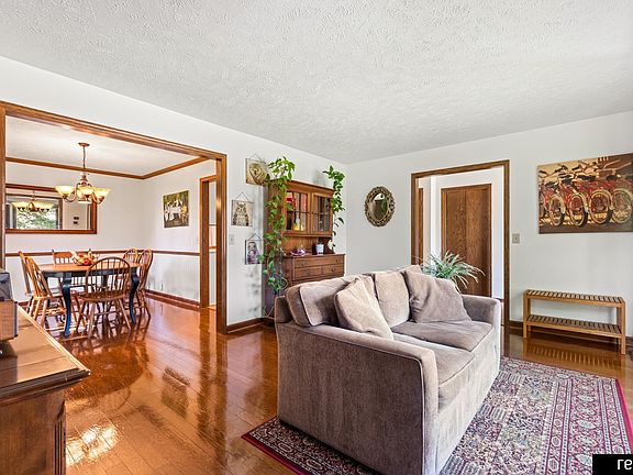 5th image of 17115 Walnut Cir