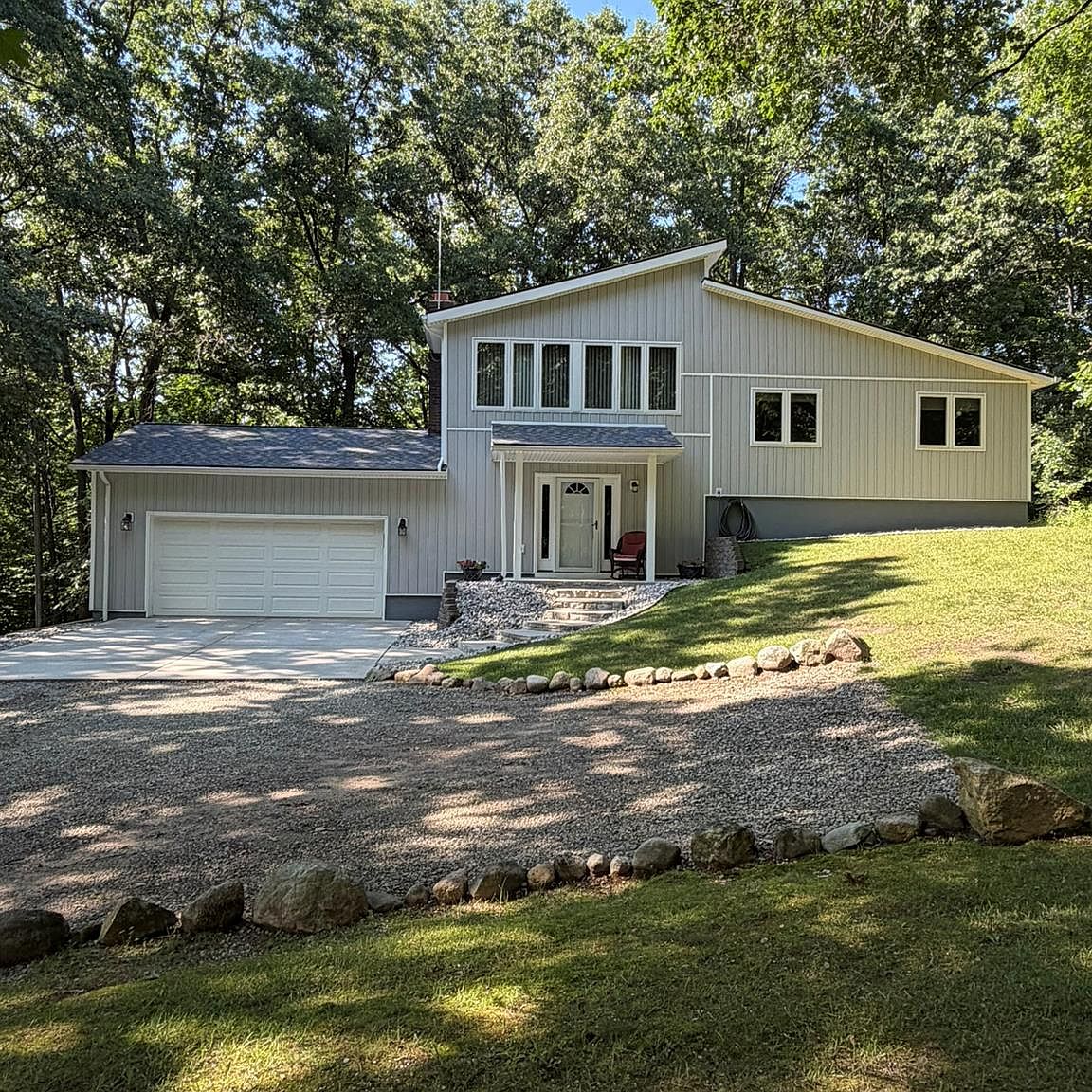 825 Rowlinson Ln, Ortonville, MI 48462