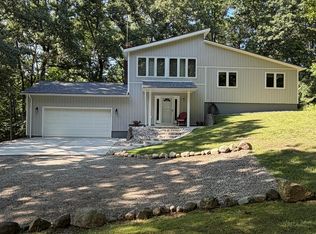 825 Rowlinson Ln, Ortonville, MI 48462