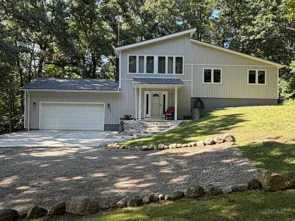 825 Rowlinson Ln, Ortonville, MI 48462
