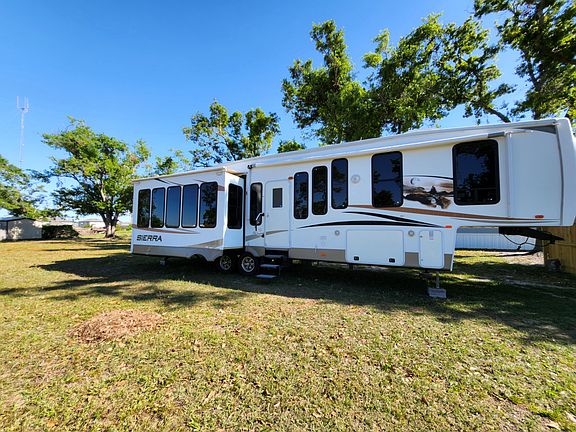 Exterior nice wide open space for peace and quiet.