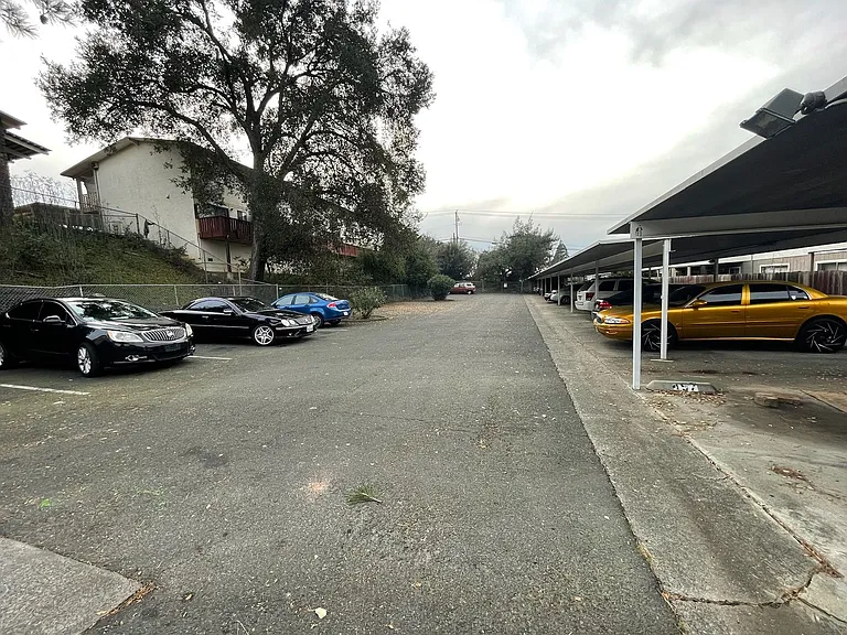 Sharis Apartments — Photo 15
