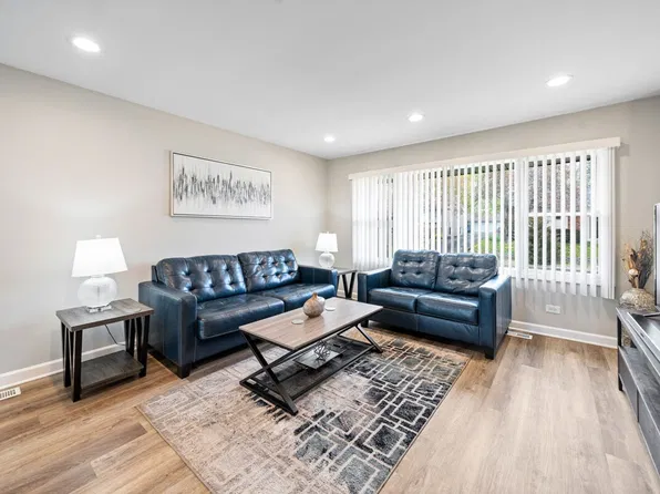 831 Navajo Dr, Lake In The Hills, IL
