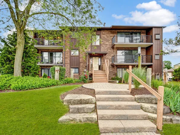 47 Pier Dr APT 101, Westmont, IL 60559