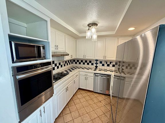 3rd image of 3861 Barry Ave