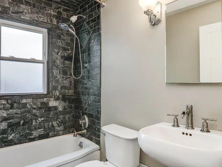 120 N Rembrandt Ave — Photo 10