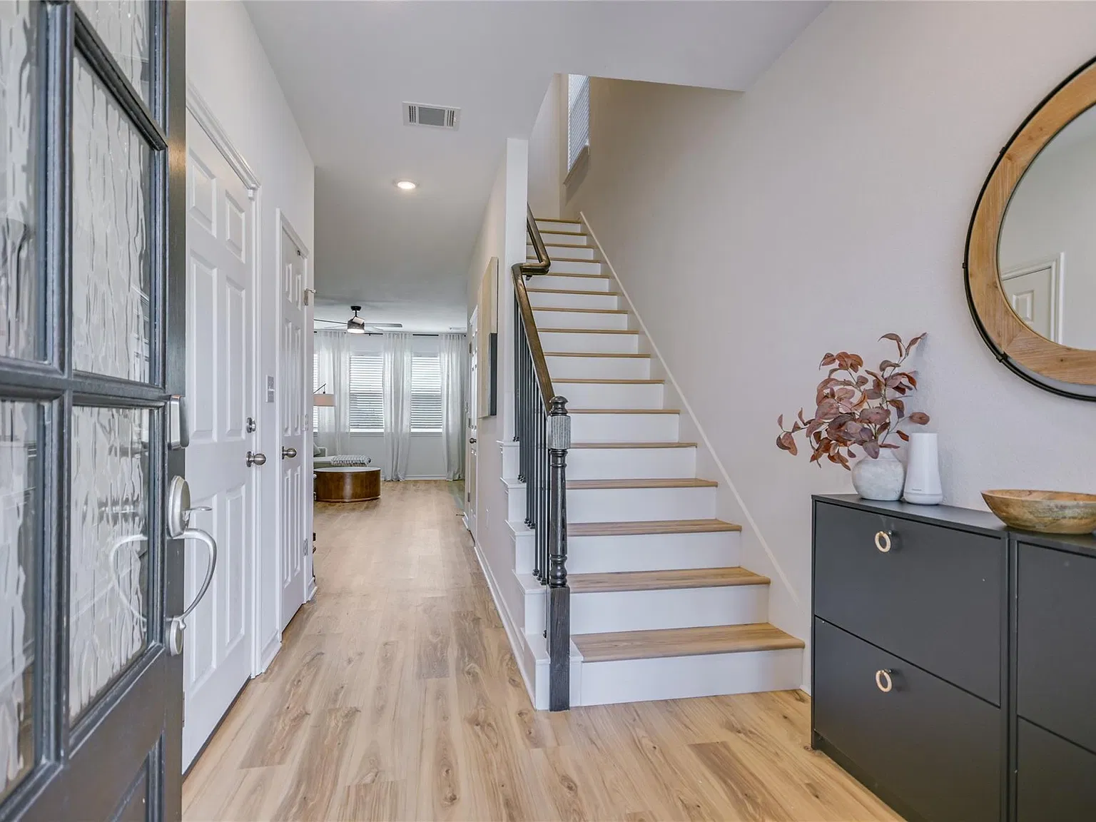 4 bed, 2.5 bath, 2161 sqft, $2,300 — Photo 3