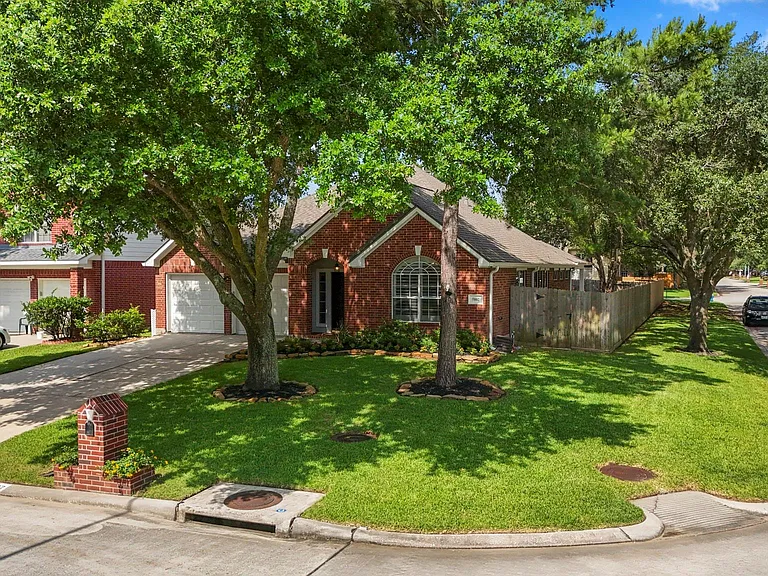 5802 Sawyer Bend Ln — Photo 2