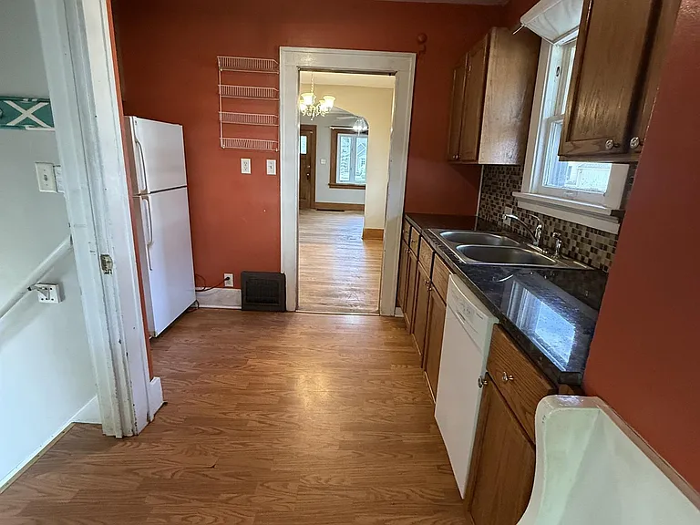 2417 E Ave NE — Photo 7