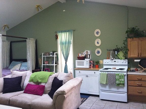 Studio- furnished photo