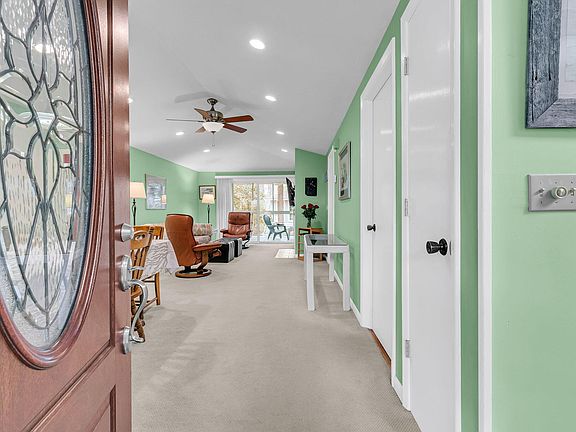 4th image of 38 Twin Oaks Ln