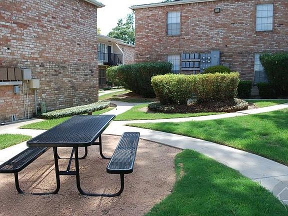 Enjoy our green space with Picnic Table for your enjoyment. Enjoy a lunch or enjoy a best selling book.