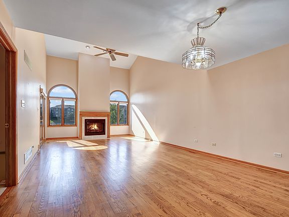 4th image of 18445 Lakeview Cir E