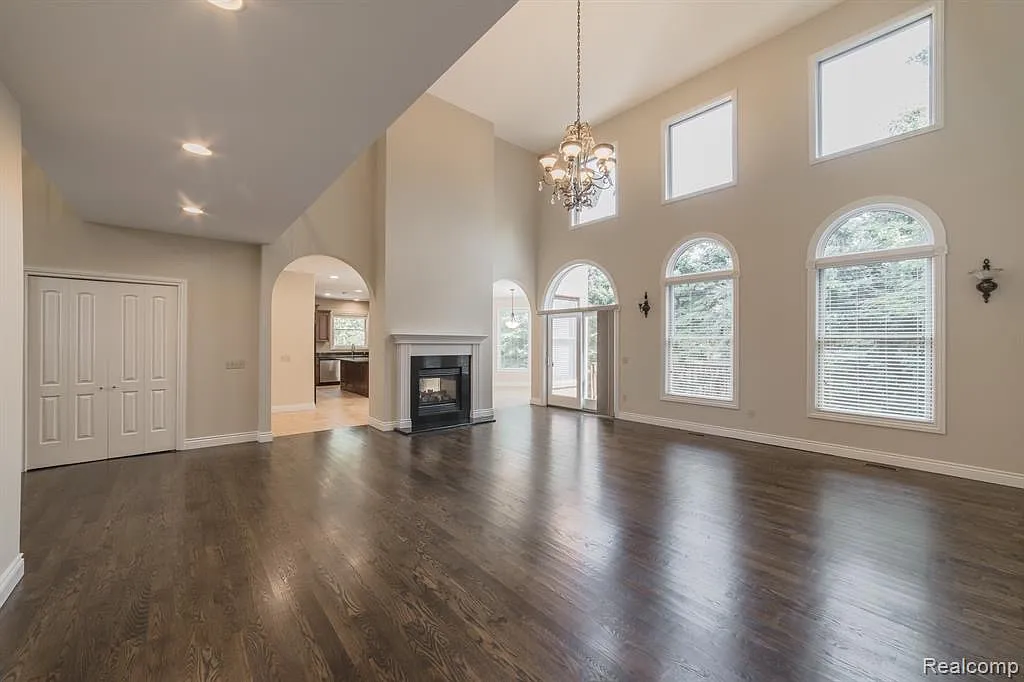 4 bed, 4865 sqft, $4,450 — Photo 3