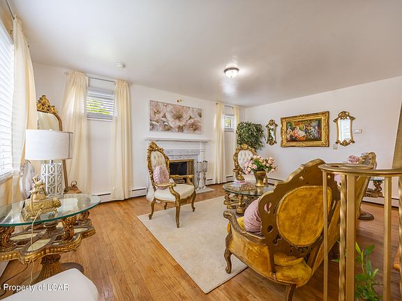 5th image of 647 E 9th St