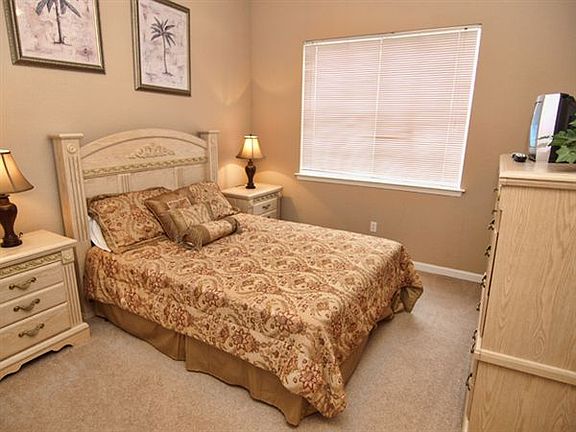 TR2C123-Queen-Bedroom