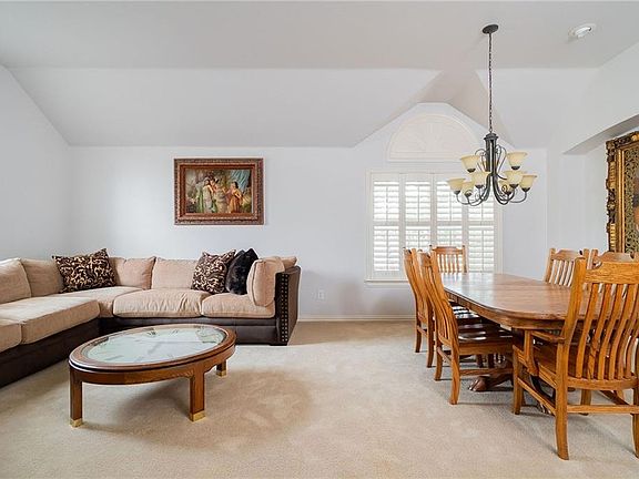3rd image of 906 Fountain Dr