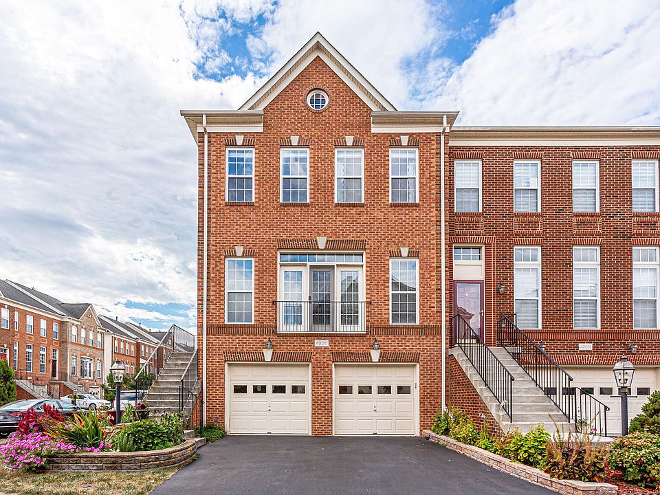 Welcome Home! Beautiful Brick Front End Unit