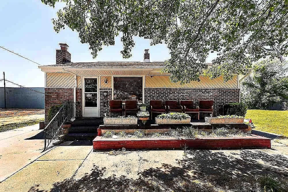 4 bed, 1.5 bath, 1232 sqft, $9,500 — Photo 1
