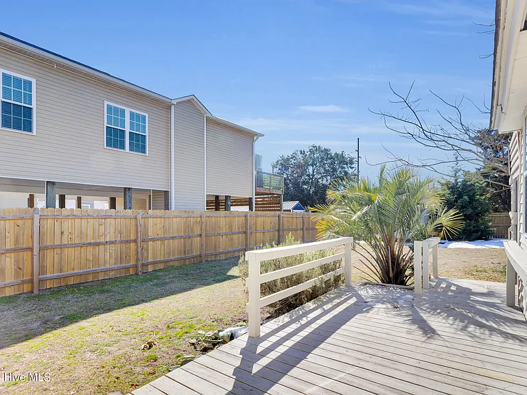 2107 Bay St — Photo 16