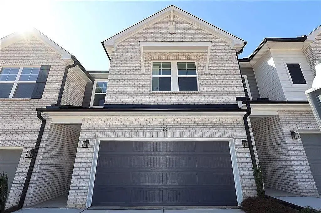 3 bed, 2.5 bath, 1910 sqft, $2,300 — Photo 1