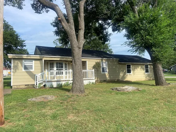 130 S Maple St, Oologah, OK 74053