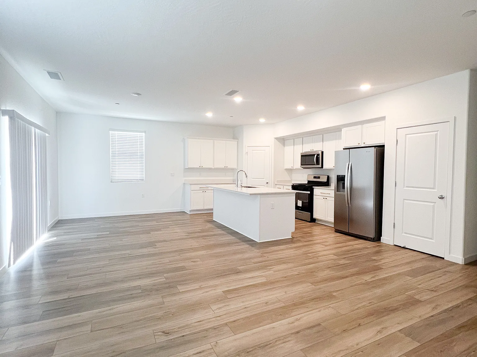 3 bed, 2.5 bath, 1852 sqft, $2,895 — Photo 3