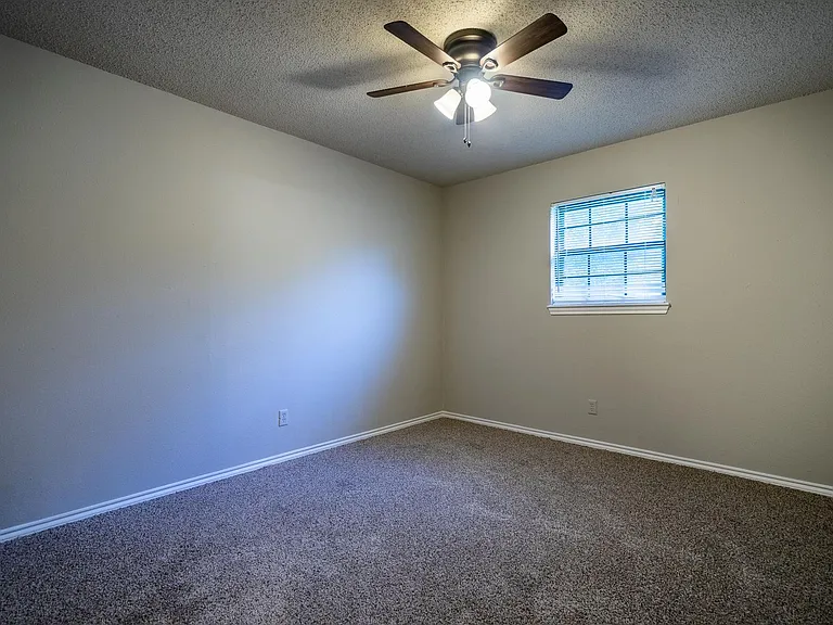4212 Village Green Dr — Photo 26