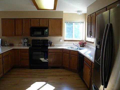 Corner Sink, Double Ovens, Hardwood
