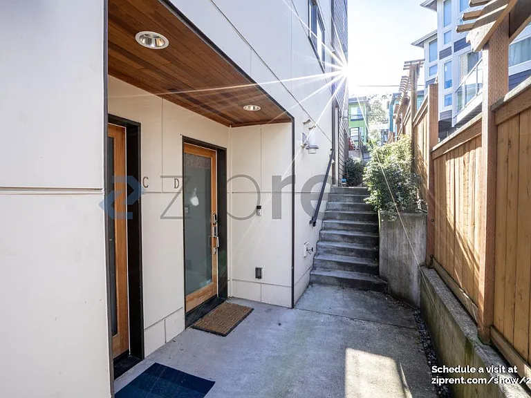 215 24th Ave E #D — Photo 2