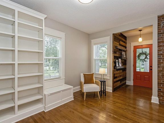 3rd image of 600 Clark St