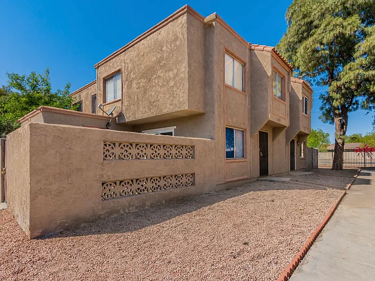5332 W Lynwood St — Photo 1