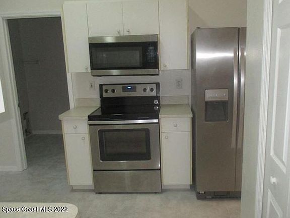 3rd image of 590 Rembrandt St SE