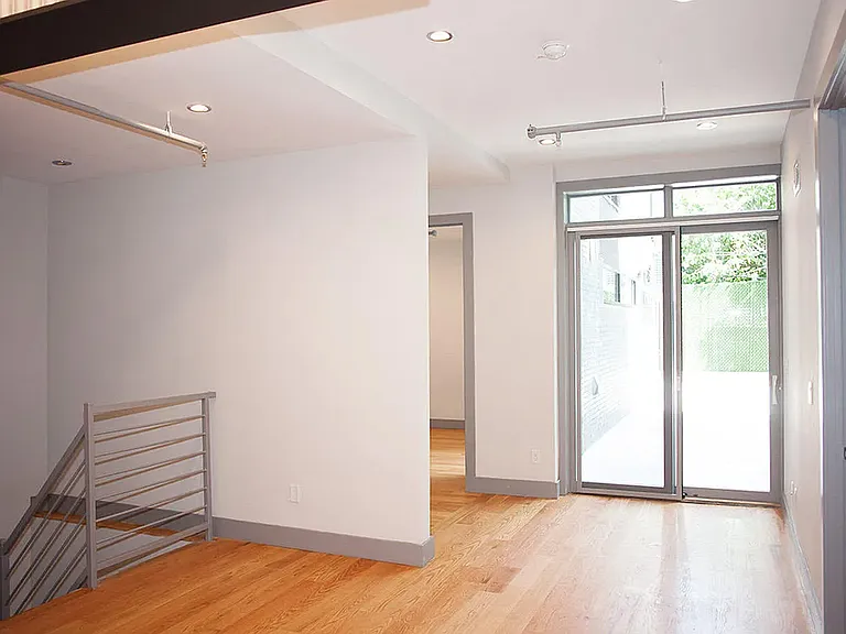 18 Stanhope St #1A — Photo 3