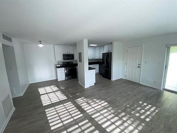 3rd image of 102 N Lakeside Dr APT 1