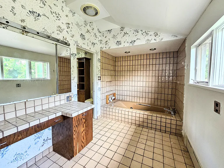 571 Charles Ave #2 — Photo 19