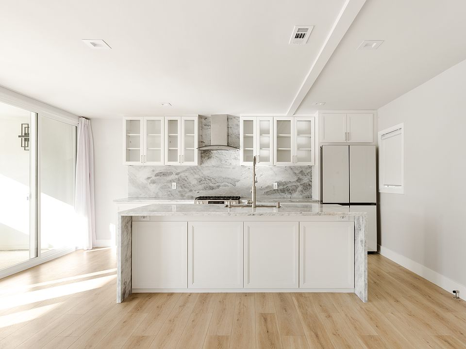 1st image of 604 N Flores St APT 3