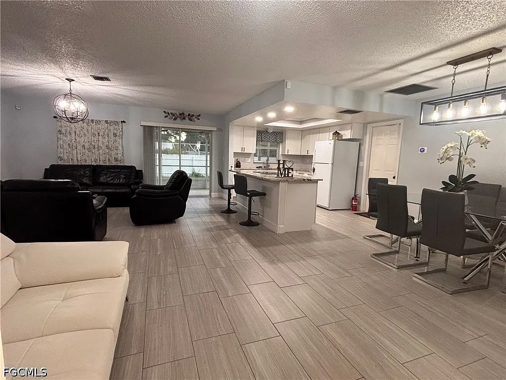 3 bed, 2.0 bath, 1275 sqft, $1,900 — Photo 3