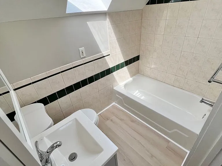 9 Abbotsford St #3 — Photo 5