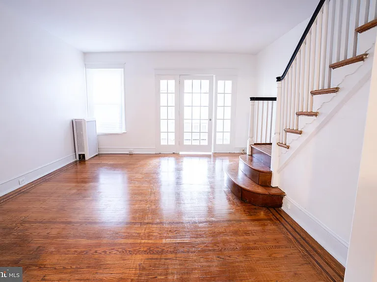 5453 W Montgomery Ave — Photo 2