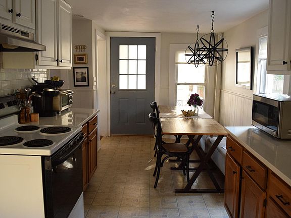 Dine-In kitchen