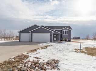5423 Woodrow Dr, Bismarck, ND 58504