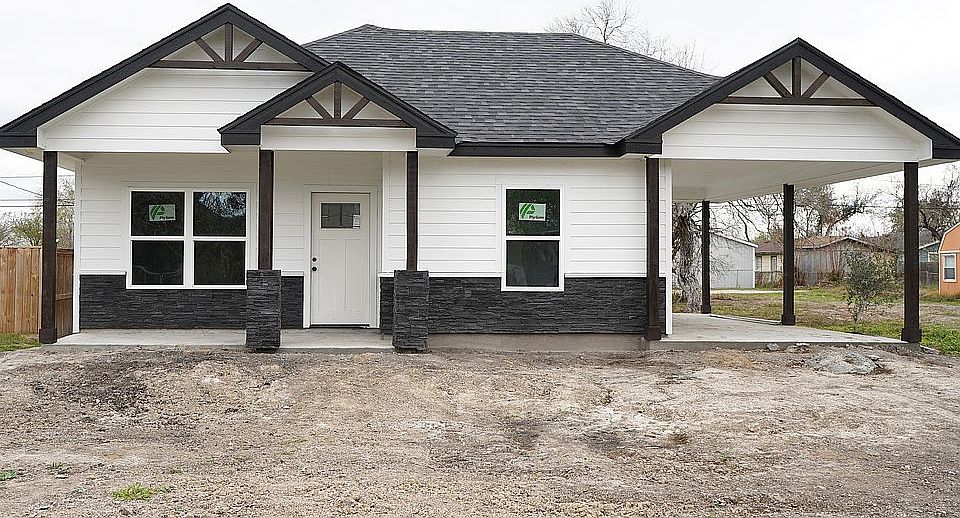 1223 E B Ave.  Kingsville
