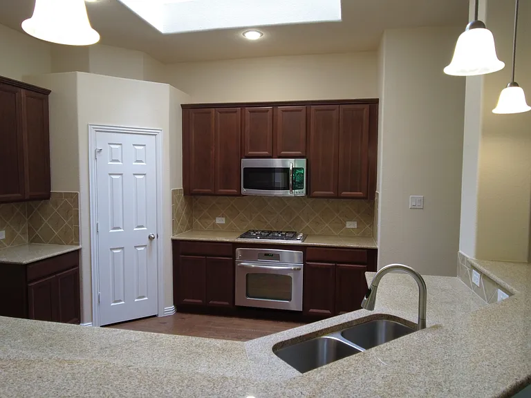 300 Dorset Ct — Photo 3