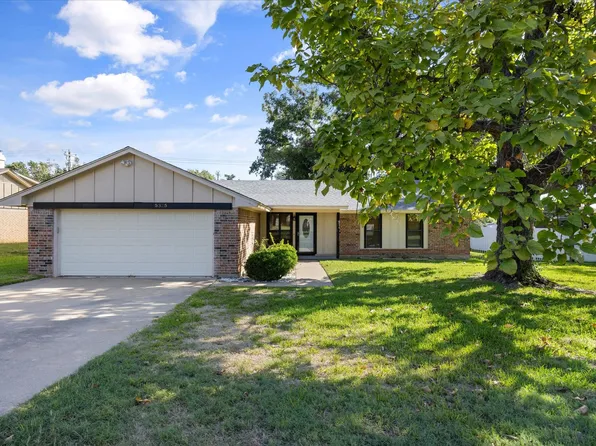 5325 Mission Cir, Granbury, TX 76049