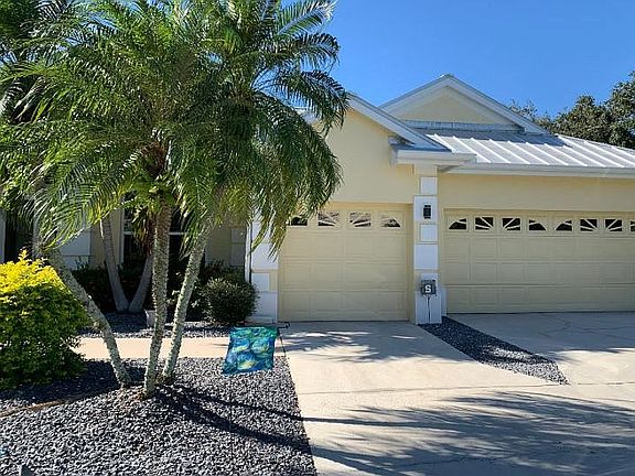 3 car garage, mature palms