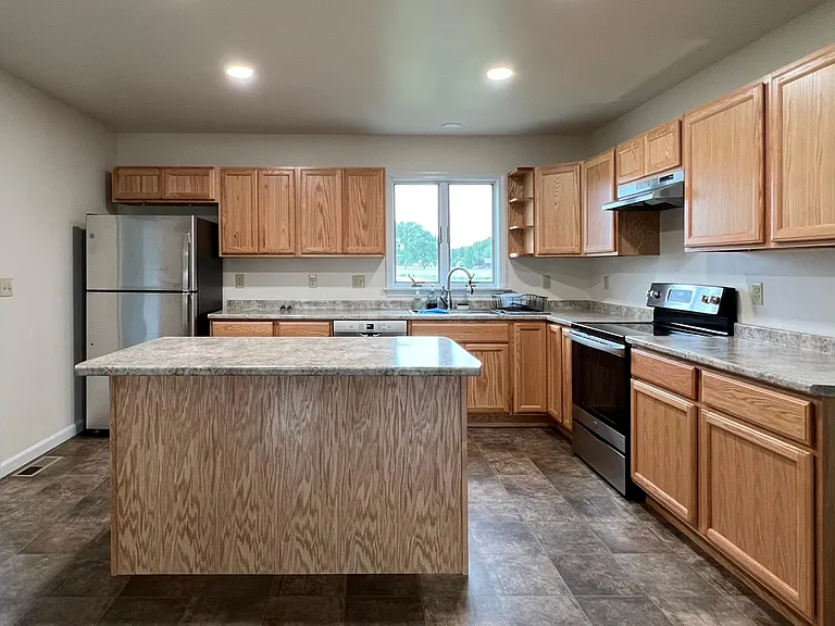 100 N Maple St — Photo 2